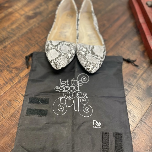 Women’s snakeskin foldable flats, with storage bag. Size Small (5.5-6.5). - Picture 4 of 6